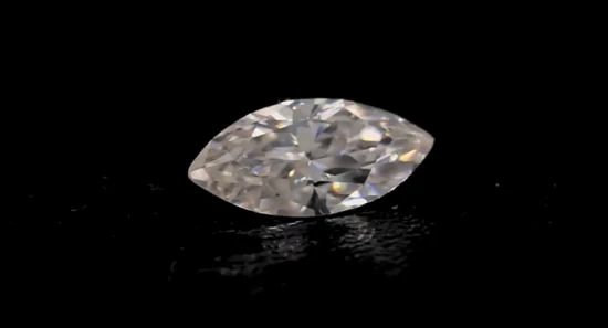 Colar de diamante com armação dupla em ouro branco 10K em forma de pêra composta